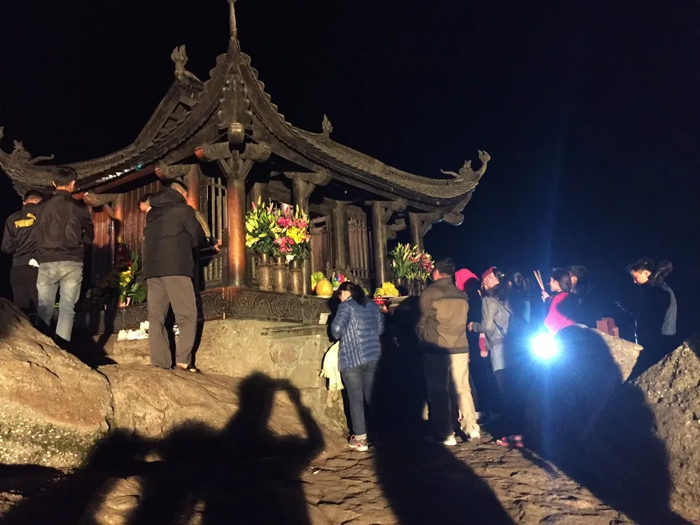 Hành hương lên Yên Tử lúc nửa đêm ảnh 8