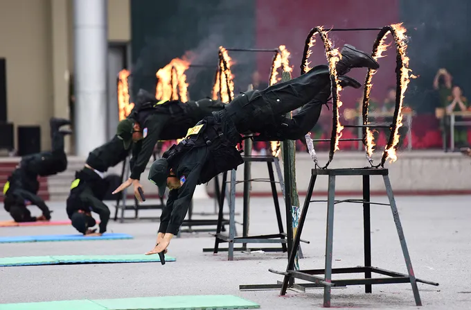 Sinh viên cảnh sát tập bắn súng, trấn áp tội phạm ảnh 3