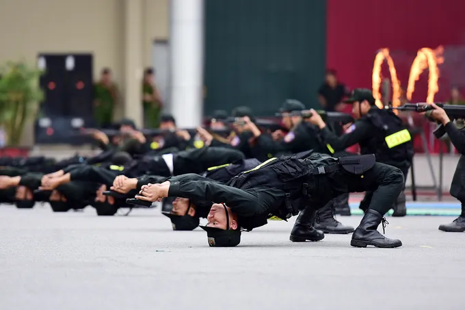 Sinh viên cảnh sát tập bắn súng, trấn áp tội phạm ảnh 4