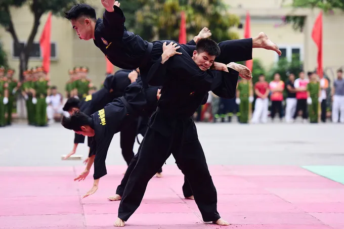 Sinh viên cảnh sát tập bắn súng, trấn áp tội phạm ảnh 6