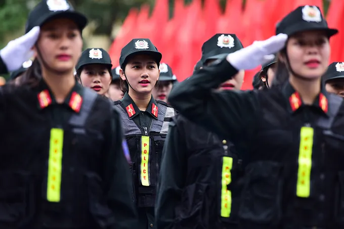 Sinh viên cảnh sát tập bắn súng, trấn áp tội phạm ảnh 10