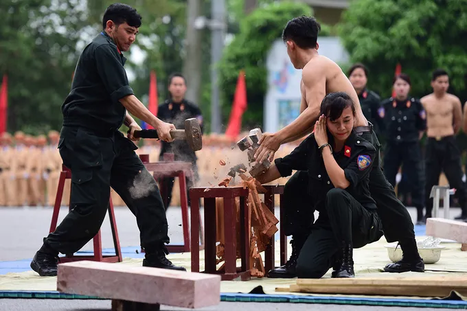 Sinh viên cảnh sát tập bắn súng, trấn áp tội phạm ảnh 9