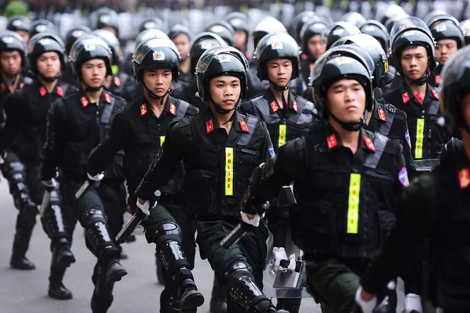 Sinh viên cảnh sát tập bắn súng, trấn áp tội phạm ảnh 1