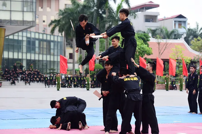 Sinh viên cảnh sát tập bắn súng, trấn áp tội phạm ảnh 5