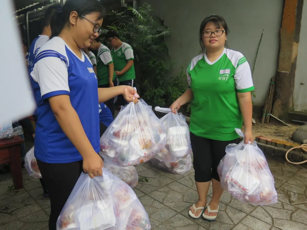 Phụ huynh tổ chức nấu cơm phục vụ thí sinh đi thi ảnh 9