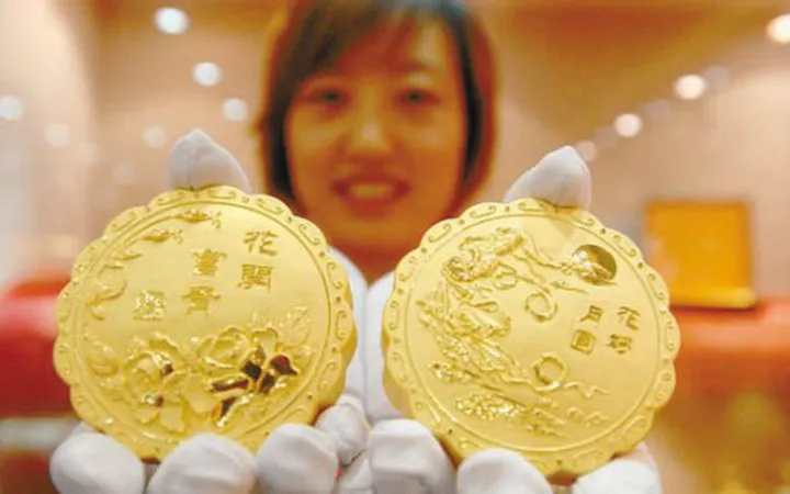 Sửng sốt với những chiếc bánh trung thu bằng vàng ròng ảnh 1