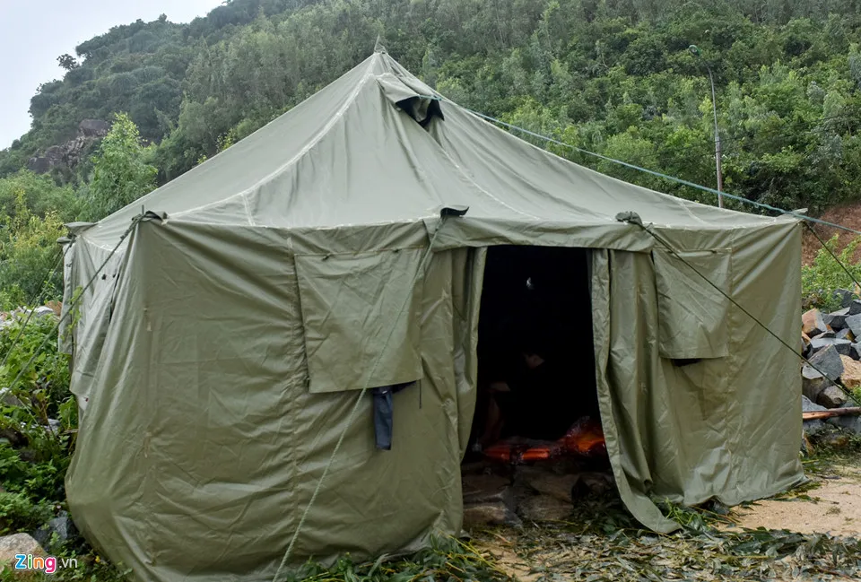 'Nghĩa địa' tàu hàng bị chìm sau bão số 12 ở Quy Nhơn ảnh 10