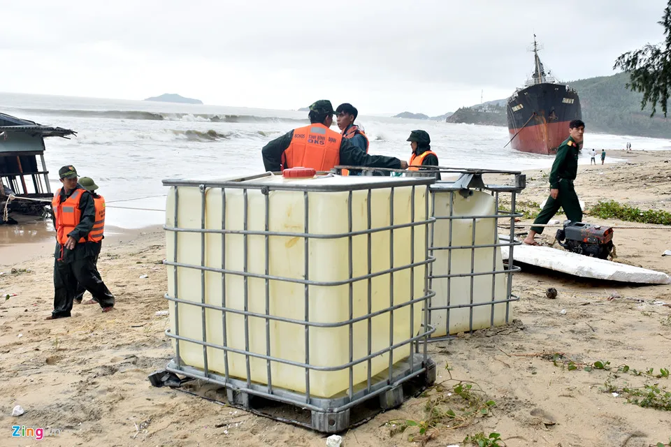 'Nghĩa địa' tàu hàng bị chìm sau bão số 12 ở Quy Nhơn ảnh 11