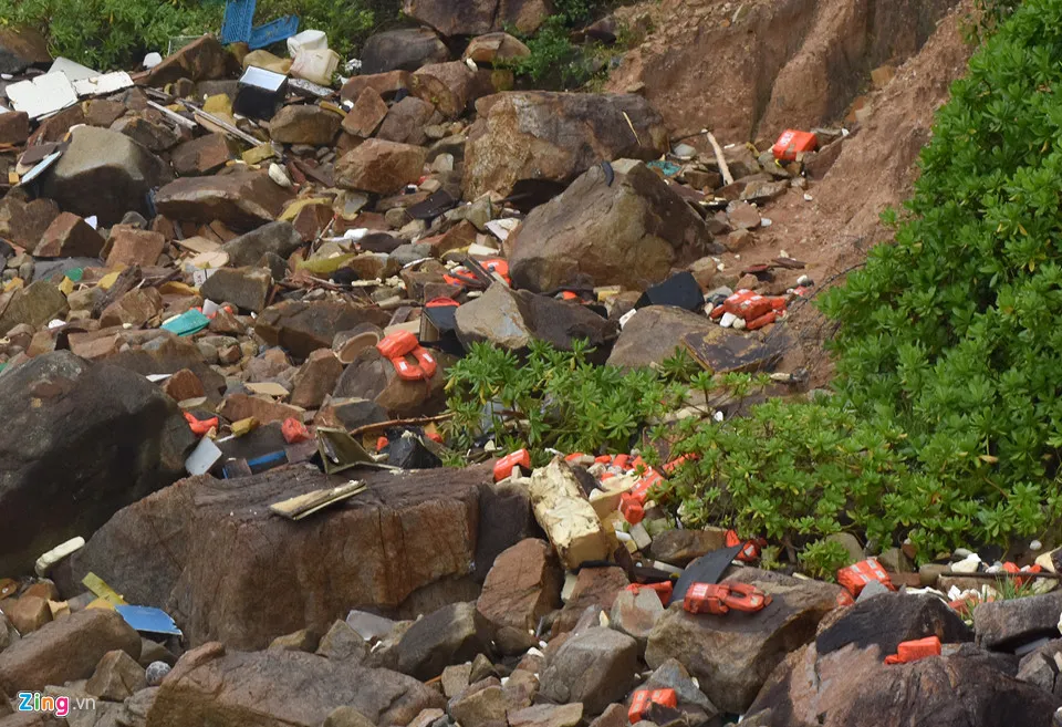 'Nghĩa địa' tàu hàng bị chìm sau bão số 12 ở Quy Nhơn ảnh 12