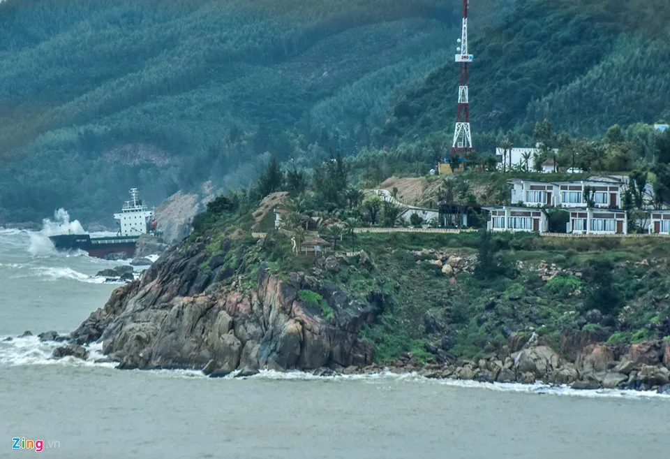 'Nghĩa địa' tàu hàng bị chìm sau bão số 12 ở Quy Nhơn ảnh 14