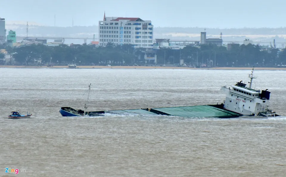 'Nghĩa địa' tàu hàng bị chìm sau bão số 12 ở Quy Nhơn ảnh 5