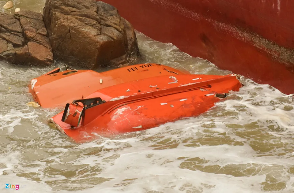 'Nghĩa địa' tàu hàng bị chìm sau bão số 12 ở Quy Nhơn ảnh 6