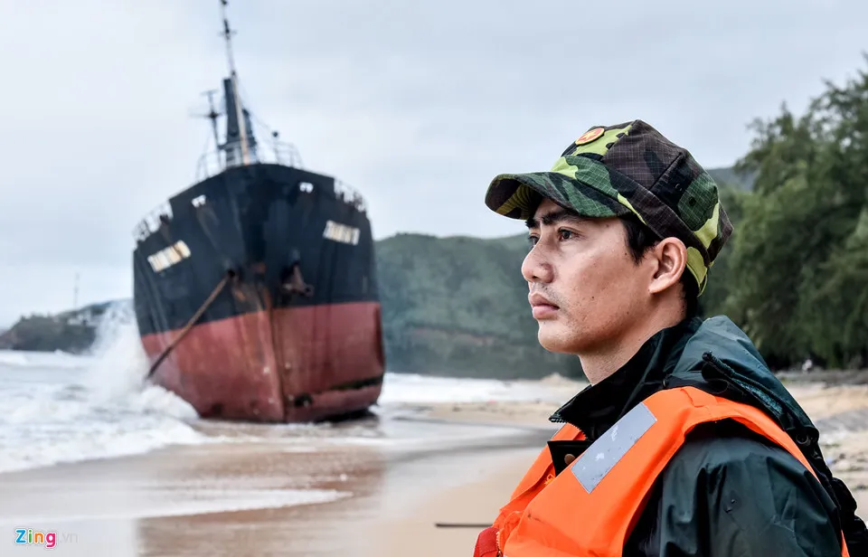 'Nghĩa địa' tàu hàng bị chìm sau bão số 12 ở Quy Nhơn ảnh 9