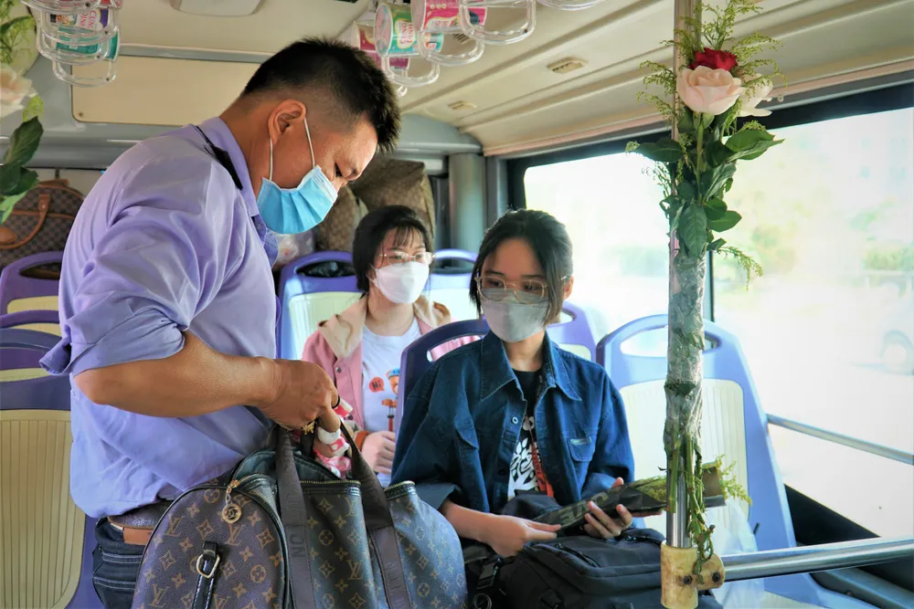 Anh tài xế xe buýt bỏ tiền túi mua hoa, quà tặng chị em ngày 8-3 ảnh 10