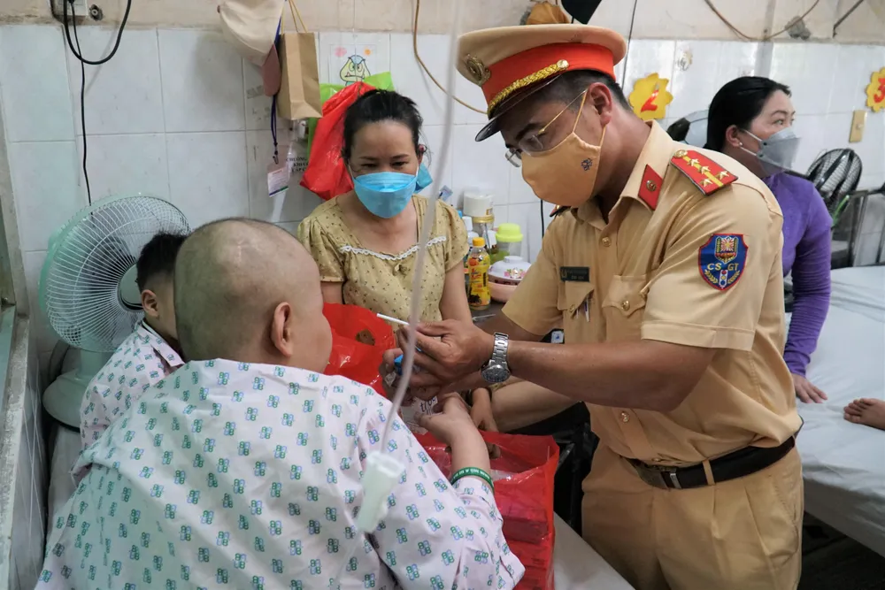 Các cán bộ, chiến sĩ CSGT đã trực tiếp đến thăm hỏi, động viên, vui chơi cùng các em nhỏ đang điều trị tại Khoa nhi, Bệnh viện Ung Bướu, đồng thời trao tặng hơn 150 phần quà cho các em.