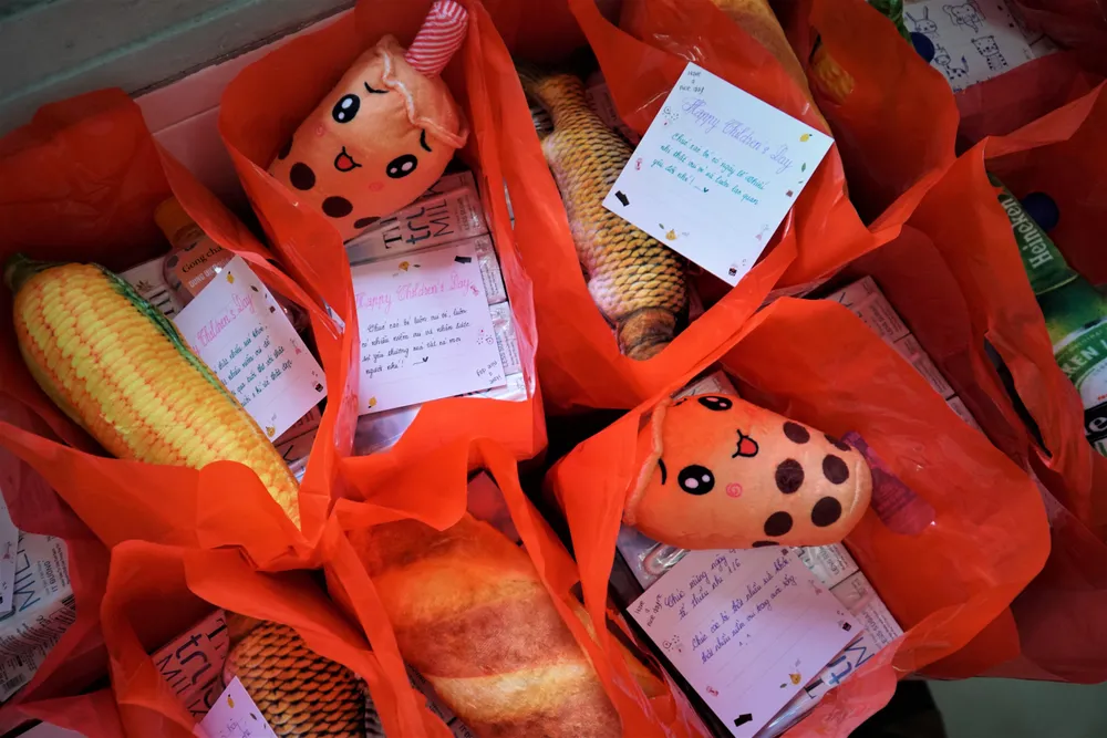 Mỗi phần quà gồm: sữa, bánh, thú nhồi bông… trị giá 100.000 ngàn đồng\ phần.