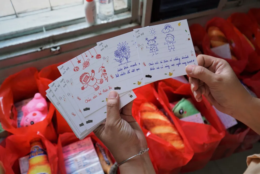 Ngoài ra, còn kèm theo lá thư viết tay, động viên các em chiến thắng bệnh tật.
