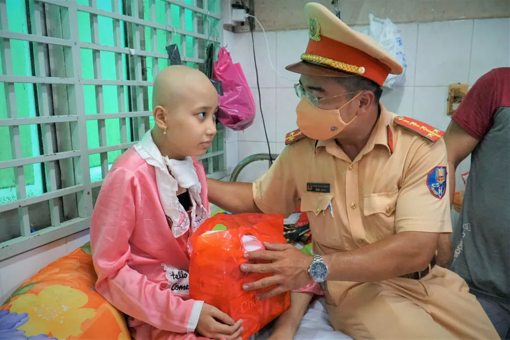 “Nay được các chú công an tặng quà, em thấy bất ngờ và rất vui, lâu lắm rồi em chưa nhận được quà ngày 1-6. Cảm ơn các chú công an rất nhiều, em chúc các chú công an sẽ luôn làm việc tốt và tặng thêm nhiều phần quà nữa cho các bạn khác”, bệnh nhi Phạm Ngọc Thảo (sinh năm 2009) hào hứng.