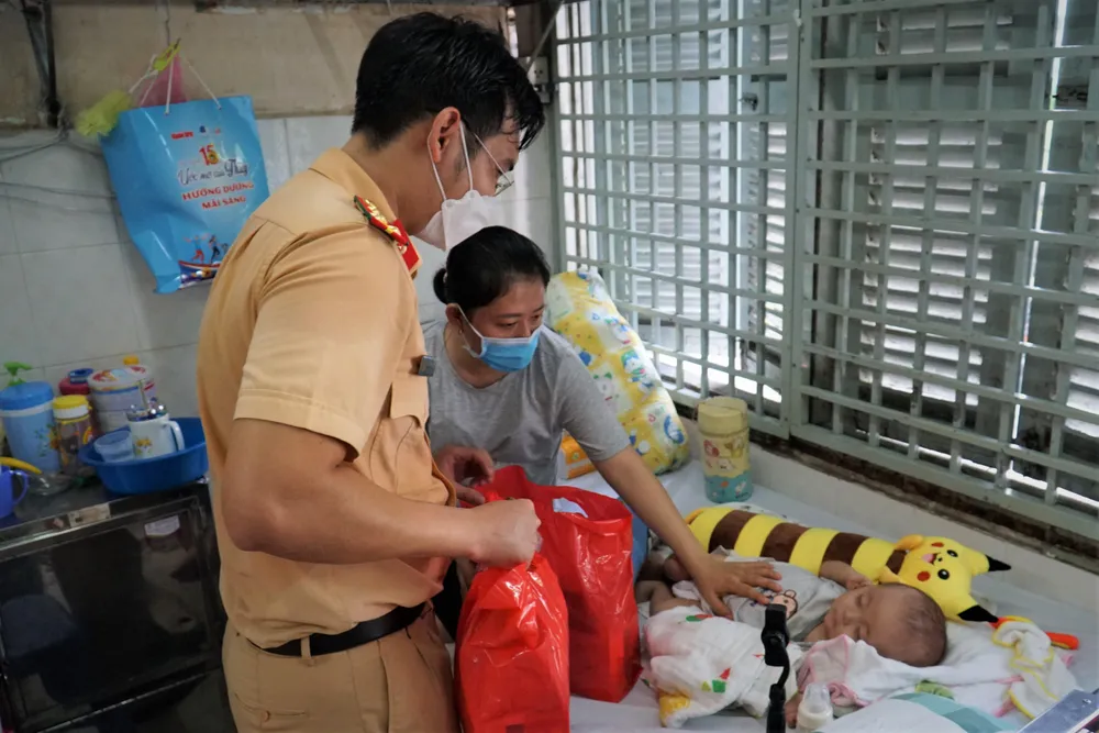 “Những bệnh nhi đang điều trị tại Khoa Ung bướu đa số đều có hoàn cảnh hết sức khó khăn, để các bé có một ngày Quốc tế thiếu nhi vui vẻ, đầm ấm, các cán bộ chiến sĩ phòng CSGT (PC08) đã vận động kinh phí cũng như phối hợp với mạnh thường quân và đoàn thanh niên Bệnh viện Ung Bướu tổ chức một chương trình chăm lo, tặng quà, tặng học bổng để chia sẻ một phần nào đó kinh phí, viện phí cho các bệnh nhi đang điều trị tại đây”, Đại úy Nguyễn Minh Tiến, cán bộ phòng PC08 chia sẻ.