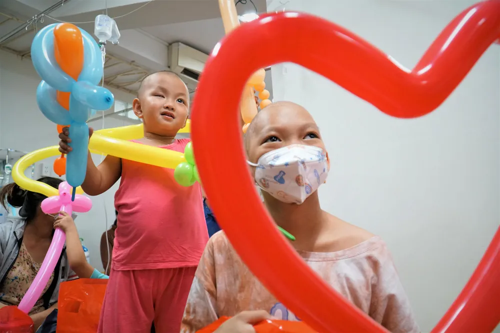 Các bệnh nhi rất hào hứng khi được nhận quà vào ngày Quốc tế thiếu nhi 1-6.