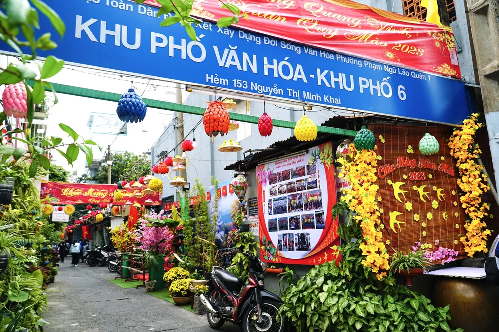 Còn đây là hẻm 153 đường Nguyễn Thị Minh Khai, khu phố 6, phường Phạm Ngũ Lão, Quận 1. Những ngày giáp Tết, ai ngang qua khu vực này cũng thấy lòng rộn ràng khi không khí Tết lan toả ngập tràn nơi đây.