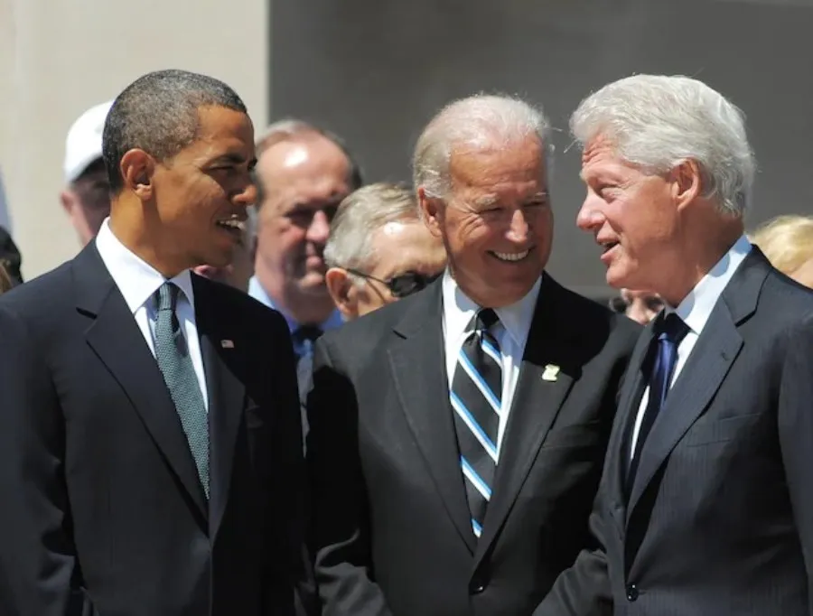 Tổng thống Barack Obama (phải), Phó Tổng thống Joe Biden (giữa) - cũng chính là đương kim Tổng thống Mỹ hiện nay, cùng với cựu Tổng thống Mỹ Bill Clinton trong cuộc gặp vào năm 2010. Ảnh: Mandel Ngan/AFP/Getty Images/Washington Post Tổng thống Barack Obama (phải), Phó Tổng thống Joe Biden (giữa) - cũng chính là đương kim Tổng thống Mỹ hiện nay, cùng với cựu Tổng thống Mỹ Bill Clinton trong cuộc gặp vào năm 2010. Ảnh: Mandel Ngan/AFP/Getty Images/Washington Post