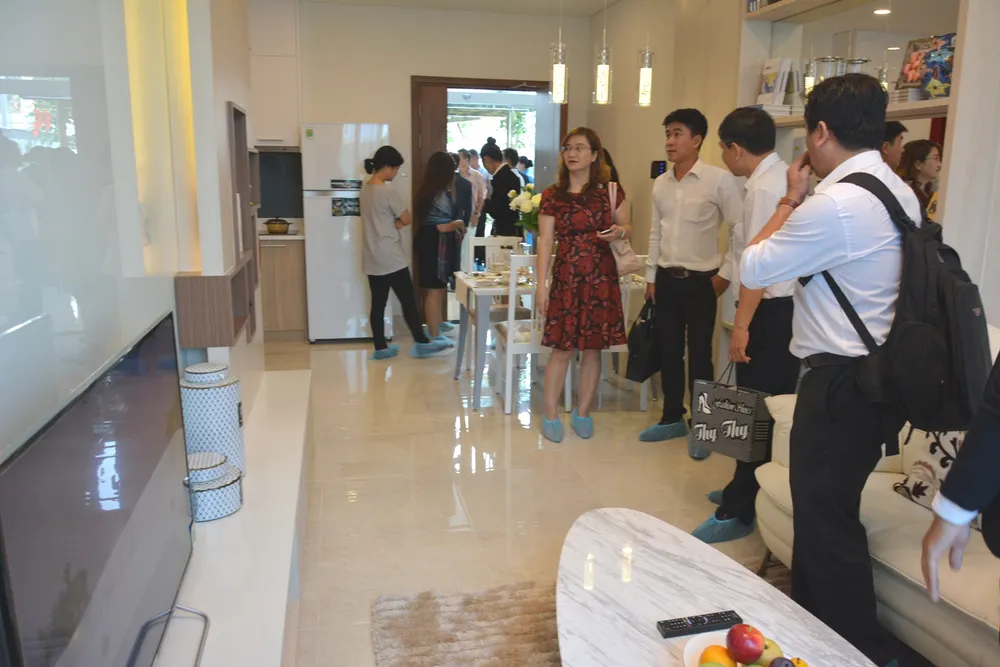 Theo các chuyên gia, thủ tục cho vay lẫn điều kiện của người vay mua nhà ở xã hội cần đơn giản, thuận lợi. Ảnh: QH hinh-nguoi-mua-can-ho_CEQF.JPG