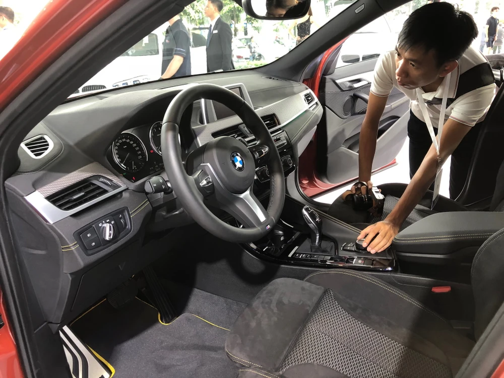 Hàng loạt xe sang cùng người đẹp 'đổ bộ' Sài Gòn ảnh 4