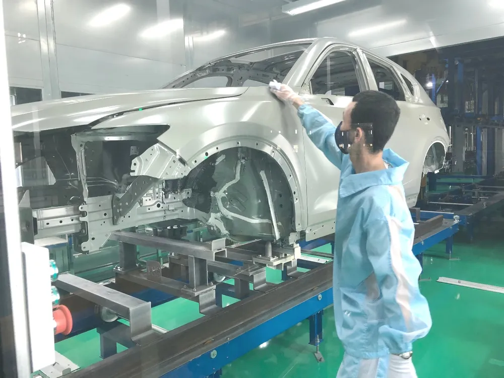 Các chuyên gia góp ý nên giảm thuế nhập khẩu linh kiện ô tô về lắp ráp góp phần giảm giá thành ô tô trong nước, kéo dài ưu đãi xe điện. Ảnh: QH lệ phí trước bạ ô tô