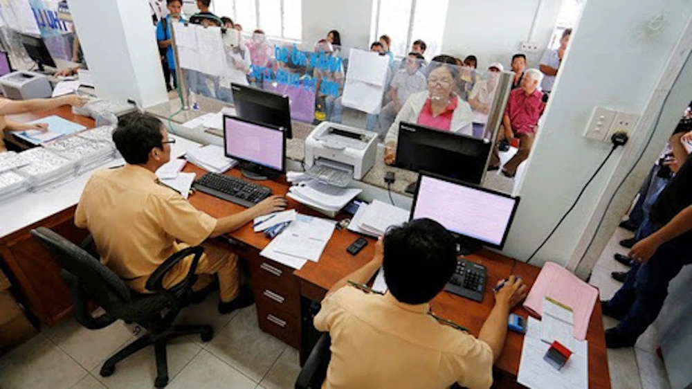 hinh-nop-phi-truoc-ba-o-to