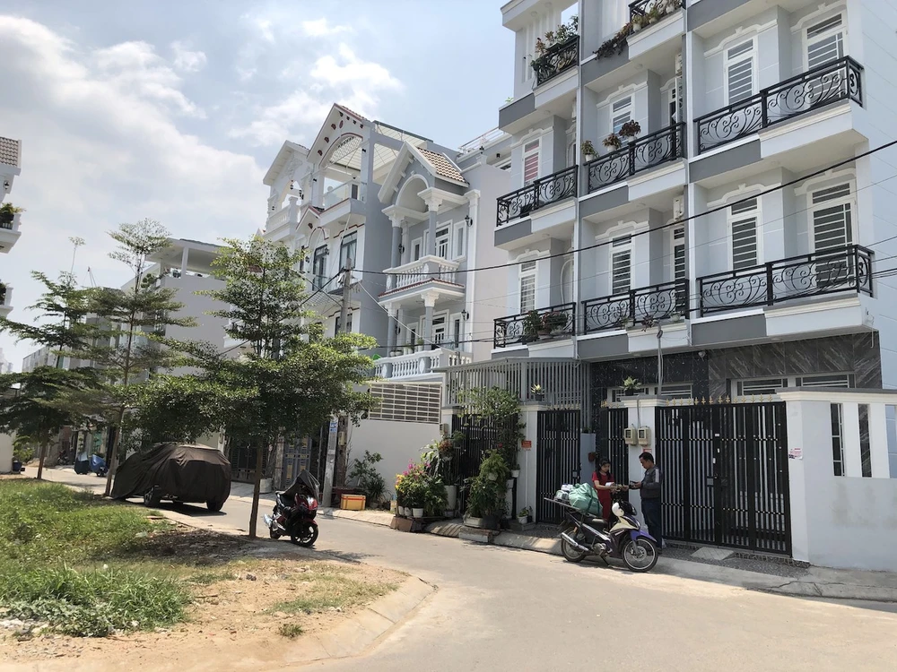 Giá bán nhà ở riêng lẻ, biệt thự liền kề, đất nền của một số dự án tại TP.HCM tăng nhẹ khoảng 4% trong quý I-2024 so với quý IV-2023. Ảnh: LONG KHANG nha-dat-mua-ban-nha-dat