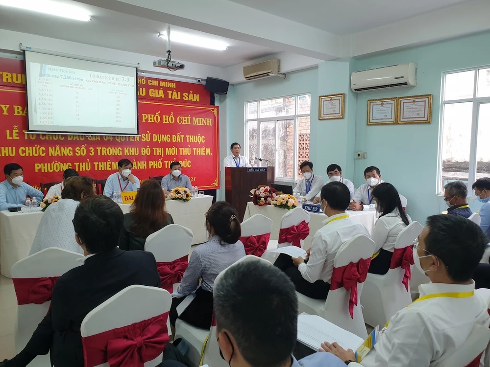 Buổi đấu giá 4 lô đất Thủ Thiêm vào ngày 10-12-2021. Ảnh: QH