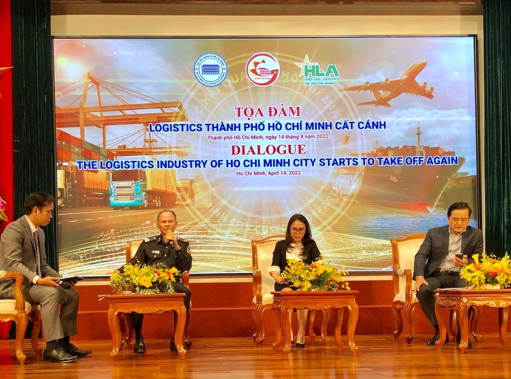 Lãnh đạo Cục Hải quan TP.HCM, Sở Công thương TP.HCM cho rằng cần tháo gỡ nhiều điểm nghẽn hạ tầng, giao thông, nhân lực... để phát triển logistics TP.HCM. Ảnh: Quang Huy