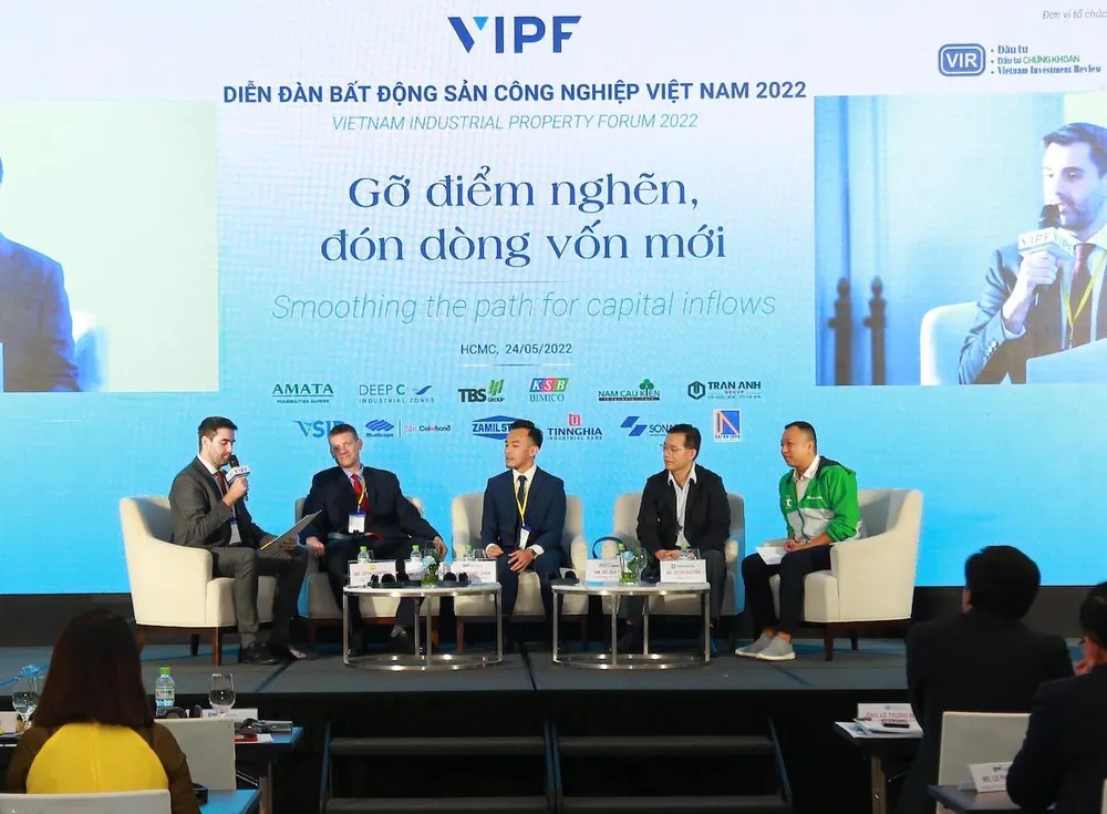 Nhiều ý kiến đề xuất giải pháp giảm chí phí logistics, đơn giản thủ tục hành chính, chuẩn bị nhân lực... để thu hút dòng vốn đầu tư vào Việt Nam tại Diễn đàn Bất động sản Công nghiệp Việt Nam 2022 . Ảnh: QH