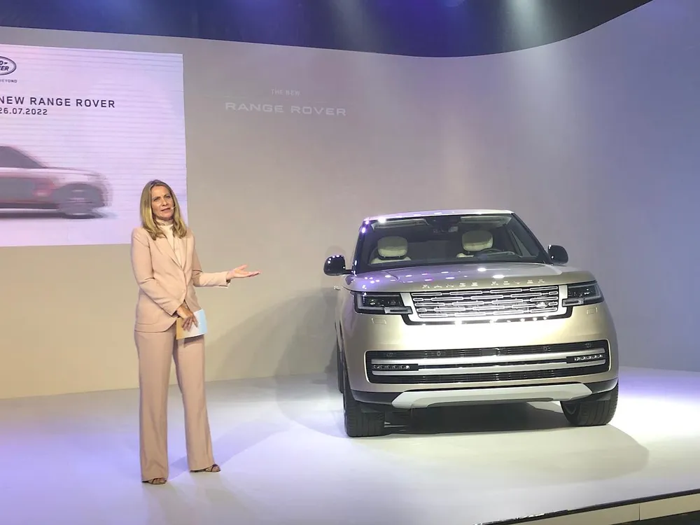 Mẫu xe Range Rover mới này có giá bán tiêu chuẩn dự kiến từ 11,2 tỉ đồng tại thị trường Việt Nam. (Ảnh: QH) Mẫu xe Range Rover mới này có giá bán tiêu chuẩn dự kiến từ 11,2 tỉ đồng tại thị trường Việt Nam. (Ảnh: QH)