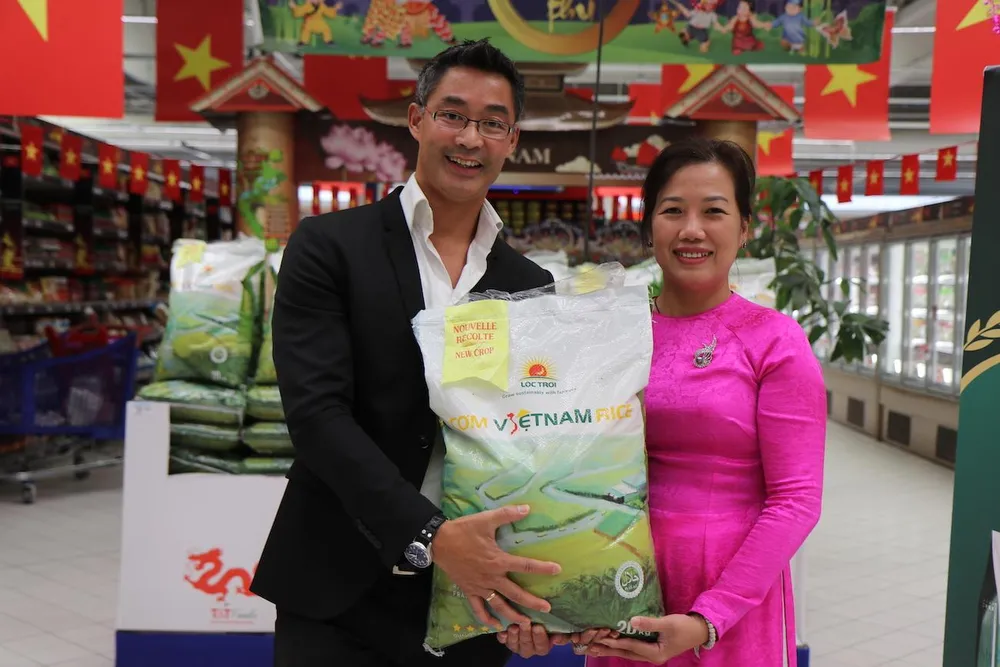 Các lô gạo thương hiệu Cơm Việt Nam Rice lên kệ siêu thị châu Âu là dòng gạo thơm dẻo. Các lô gạo thương hiệu Cơm Việt Nam Rice lên kệ siêu thị châu Âu là dòng gạo thơm dẻo.