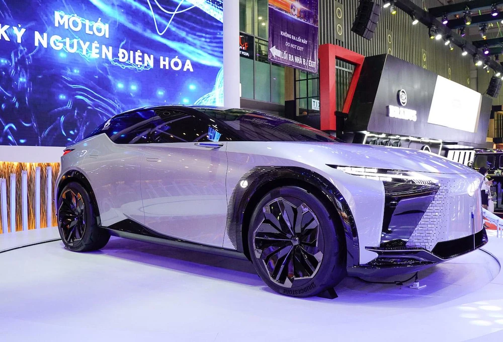 Mẫu Lexus LF-Z electrified concept sử dụng năng lượng điện thu hút đông đảo khách tham quan
