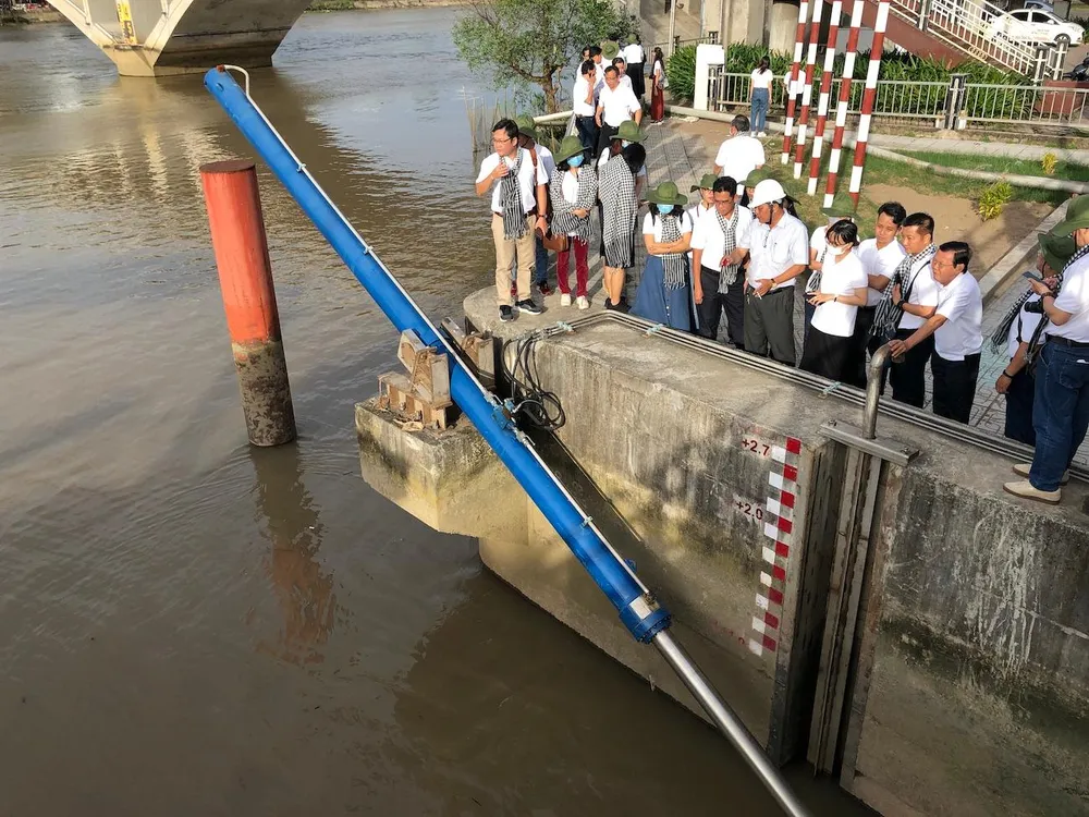 Đoàn hành trình Đất Phương Nam khảo sát thực tế tại một công trình thuỷ lợi chống xâm nhập mặn tại TP Bến Tre. Ảnh: QH Đoàn hành trình Đất Phương Nam khảo sát thực tế tại một công trình thuỷ lợi chống xâm nhập mặn tại TP Bến Tre. Ảnh: QH