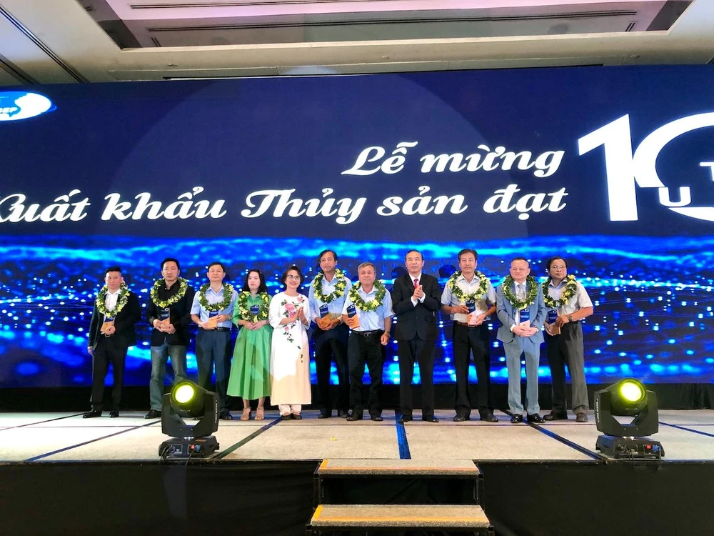 Vinh danh 10 đơn vị xuất khẩu hàng đầu cả nước về cá tra, tôm và hải sản tại lễ mừng xuất khẩu thuỷ sản đạt 10 tỉ USD. (Ảnh: QH)