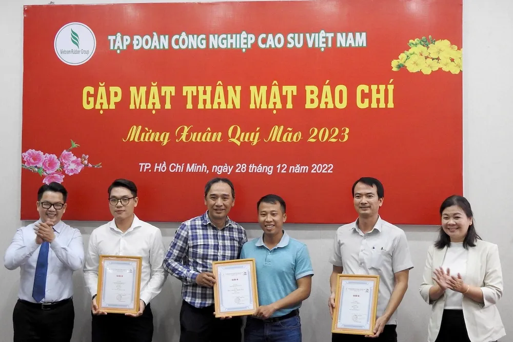 Ban tổ chức Giải báo chí viết về ngành cao su Việt Nam trao giải B cho các tác giả.