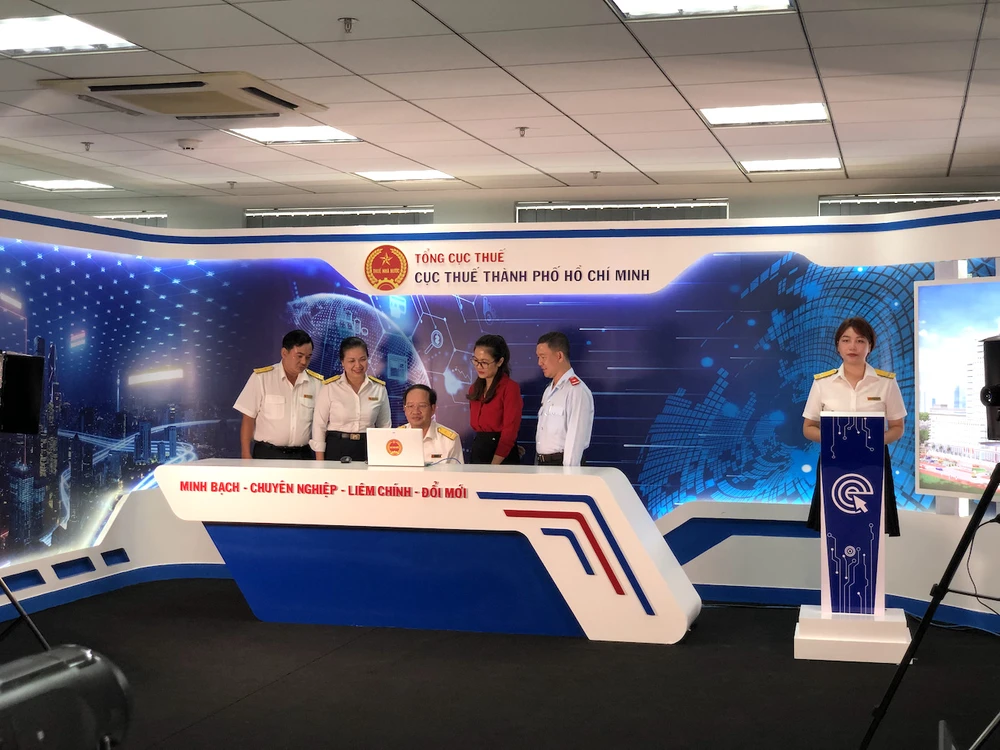 Chương trình mở thưởng "Hoá đơn may mắn" được truyền hình trực tiếp trên các nền tảng mạng xã hội như Facebook, YouTube của Cục Thuế TP.HCM. Ảnh: QH