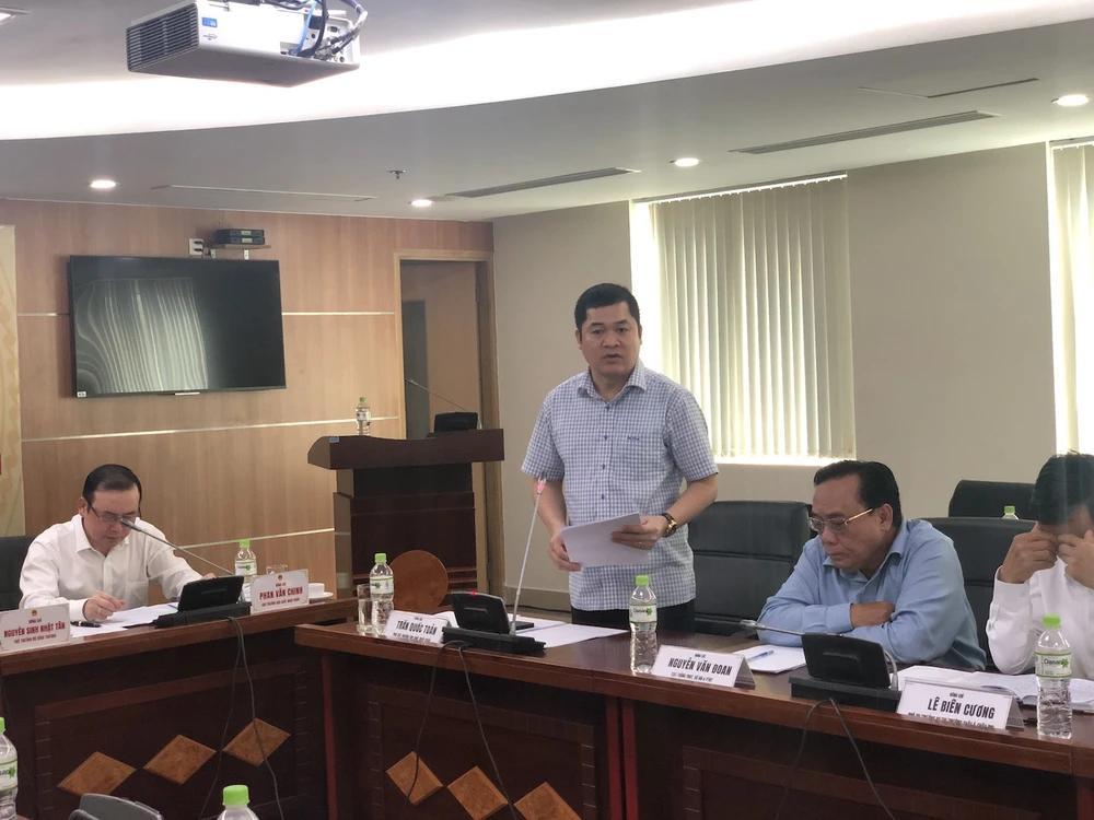 Ông Trần Quốc Toản, Phó cục trưởng Cục Xuất nhập khẩu, Bộ Công Thương (đứng) cho biết xuất khẩu gạo sang Indonesia, Trung Quốc tăng mạnh. Ảnh: QH Ông Trần Quốc Toản, Phó cục trưởng Cục Xuất nhập khẩu, Bộ Công Thương (đứng) cho biết xuất khẩu gạo sang Indonesia, Trung Quốc tăng mạnh. Ảnh: QH