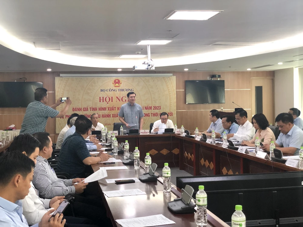 Thứ trưởng Bộ Công Thương Nguyễn Sinh Nhật Tân phát biểu tại hội nghị. Ảnh: QH Thứ trưởng Bộ Công Thương Nguyễn Sinh Nhật Tân phát biểu tại hội nghị. Ảnh: QH