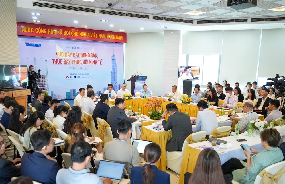 Nhiều ý kiến doanh nghiệp, chuyên gia cho rằng cần có chính sách giảm lãi suất ngân hàng để người mua nhà tiếp cận được nguồn vốn tín dụng mua nhà với mức lãi suất ổn định như những năm trước từ 9 - 10%. Ảnh: QUANG HUY