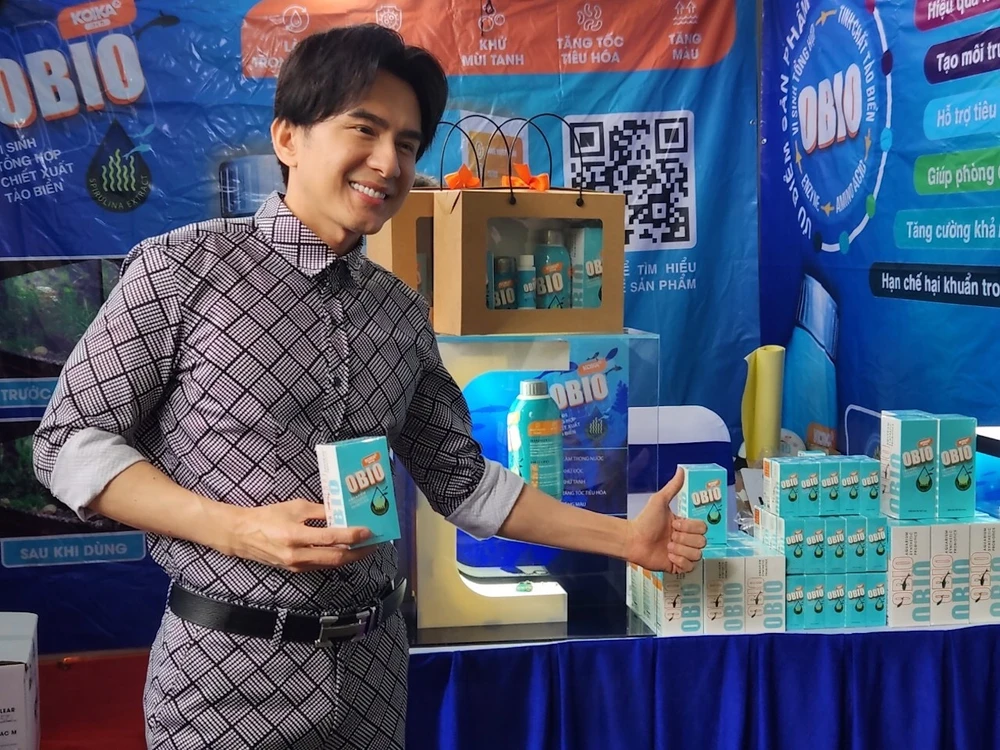 Ca sĩ Đan Trường cũng giới thiệu một sản phẩm liên quan đến nuôi cá cảnh. Ảnh: QH