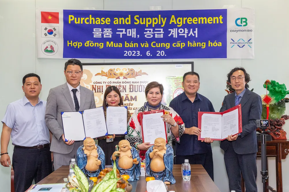 Bà Lê Thị Giàu, Chủ tịch HĐQT Công ty Cổ phần Đông Nam Dược Nhị Thiên Đường ký hợp tác với các đại diện của công ty Picoencare và Cozymom Bio vào ngày 20-6. Bà Lê Thị Giàu, Chủ tịch HĐQT Công ty Cổ phần Đông Nam Dược Nhị Thiên Đường ký hợp tác với các đại diện của công ty Picoencare và Cozymom Bio vào ngày 20-6.