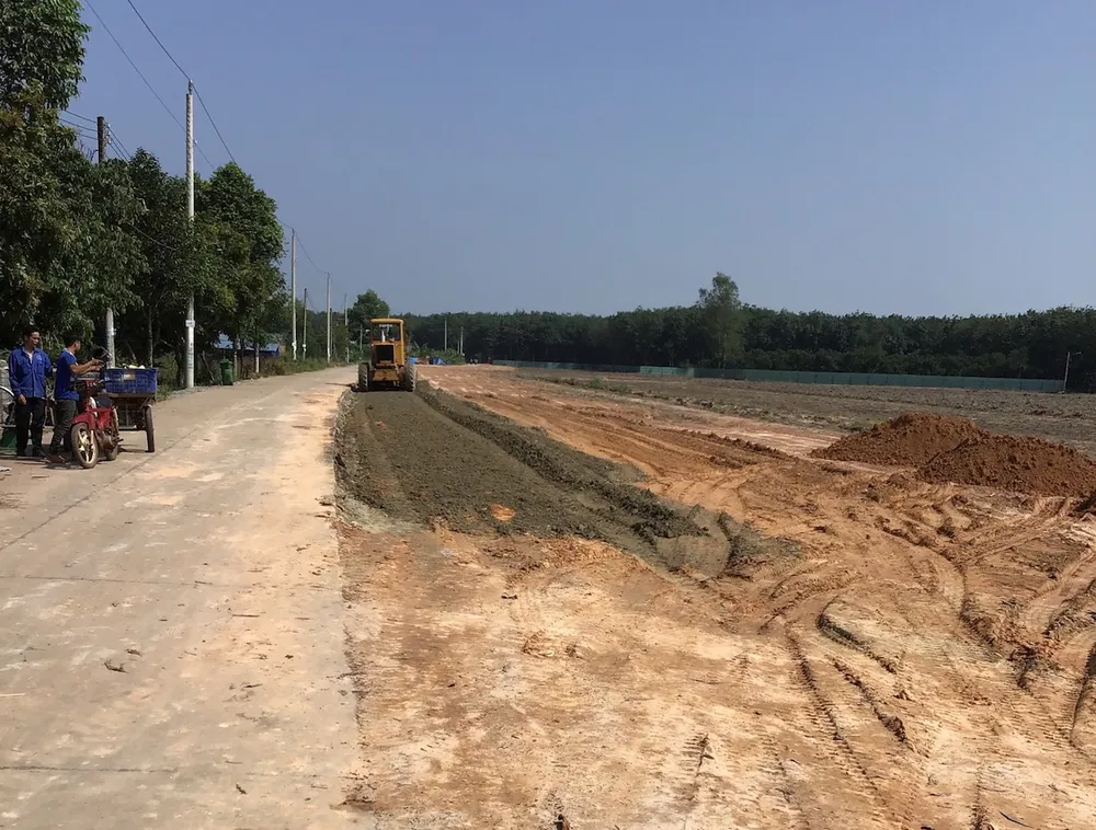 Các “cá mập” có tài chính sẽ định hướng mua sỉ số lượng lớn đất nền, hoặc mua lại những dự án mà chủ đầu tư đang ngộp tài chính, buộc phải giảm giá bán lại. Ảnh: LONG KHANG đất nền
