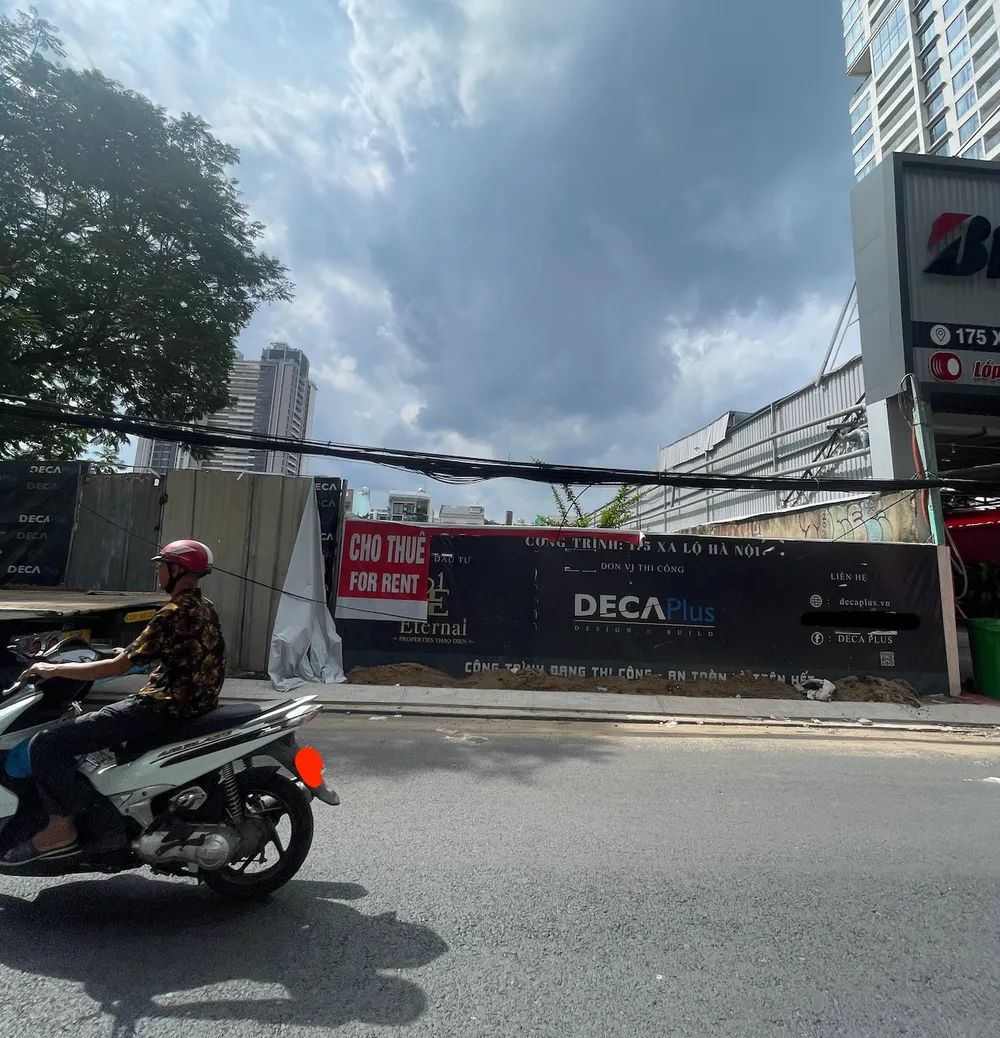 Hiện tại khu đất vẫn là bãi đất trống được rao tìm khách thuê. Ảnh: QH Hiện tại khu đất vẫn là bãi đất trống được rao tìm khách thuê. Ảnh: QH