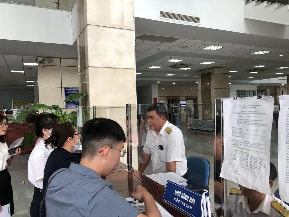 Để tránh tình trạng lừa đảo, người nộp thuế có thể liên hệ cán bộ, công chức đầu mối của Cục Thuế, Chi cục Thuế trên địa bàn. Để tránh tình trạng lừa đảo, người nộp thuế có thể liên hệ cán bộ, công chức đầu mối của Cục Thuế, Chi cục Thuế trên địa bàn.