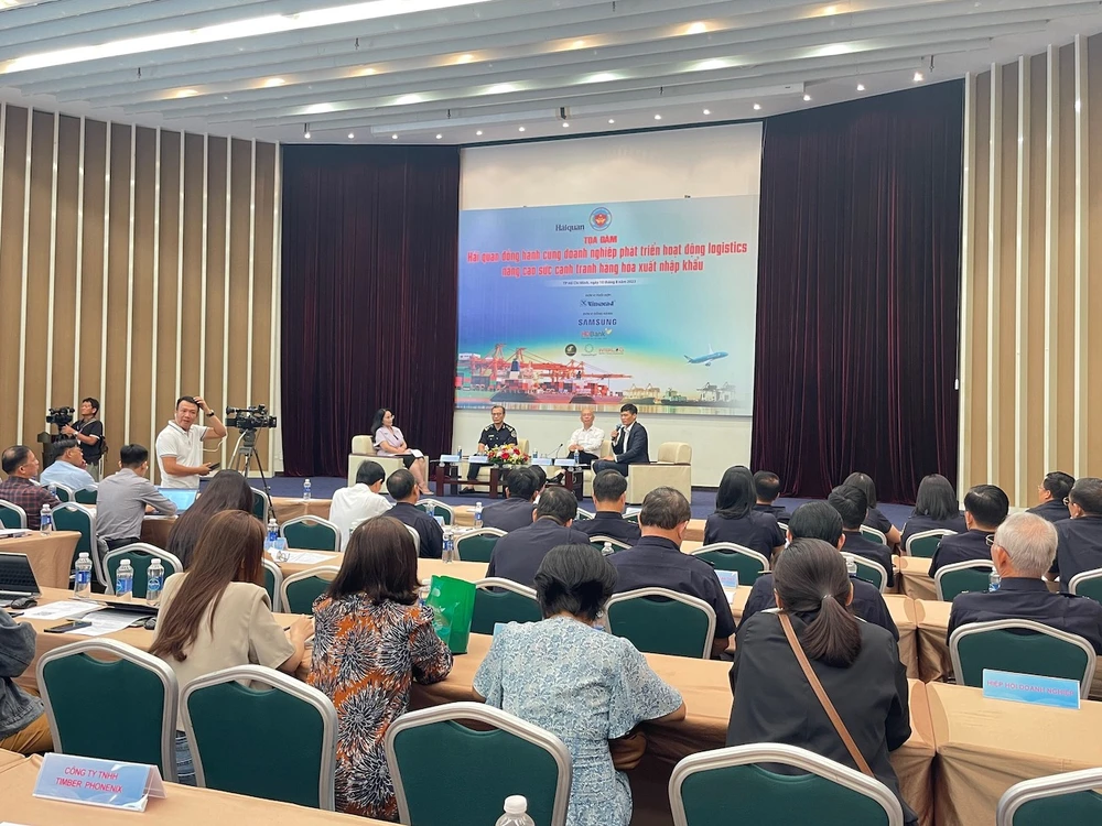 Cơ quan hải quan tăng cường ứng dụng công nghệ thông tin và đẩy mạnh việc sử dụng trang thiết bị hiện đại nhằm đáp ứng yêu cầu quản lý và tạo thuận lợi thương mại.